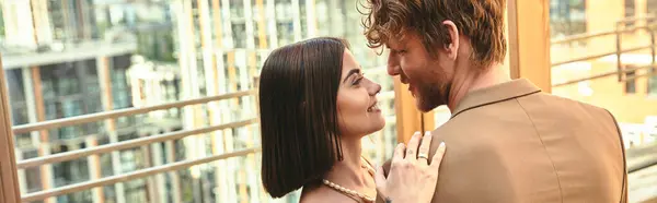 Un uomo e una donna stanno fianco a fianco, formando un legame silenzioso attraverso la loro presenza condivisa e il linguaggio del corpo. — Foto stock