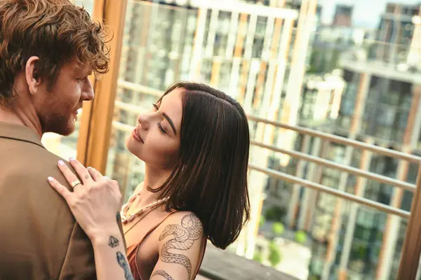 A man and a woman stand close to each other, exuding a sense of unity and connection as they gaze into each others eyes — Stock Photo