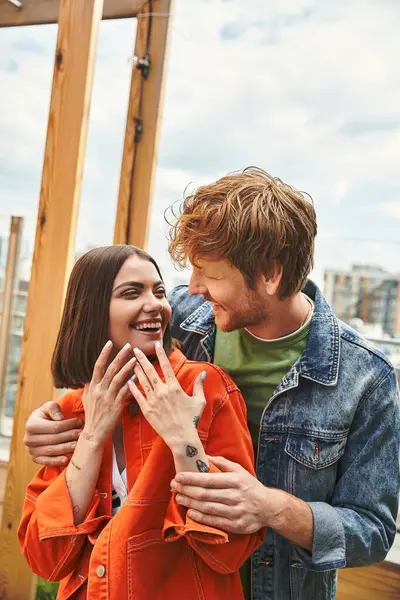 Un uomo e una donna stanno con grazia fianco a fianco, la loro presenza trasudando forza e unità in un momento sereno. — Foto stock