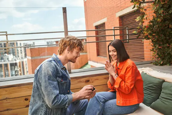 A man and a woman sitting on a bench, enjoying a quiet moment together in a peaceful setting — Stock Photo
