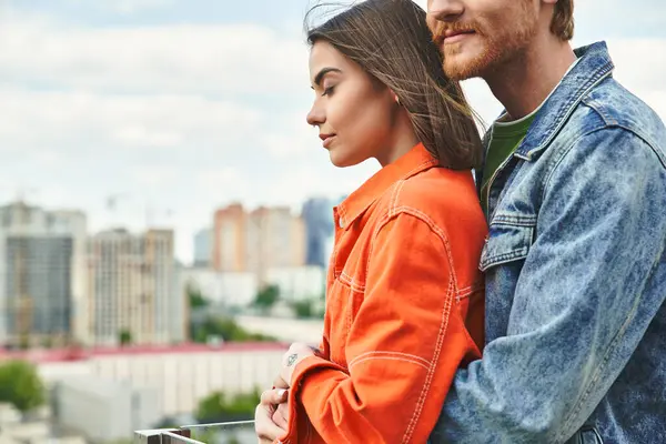 Мужчина и женщина стоят бок о бок, излучая чувство единства и товарищества в языке своего тела и взглядом — стоковое фото