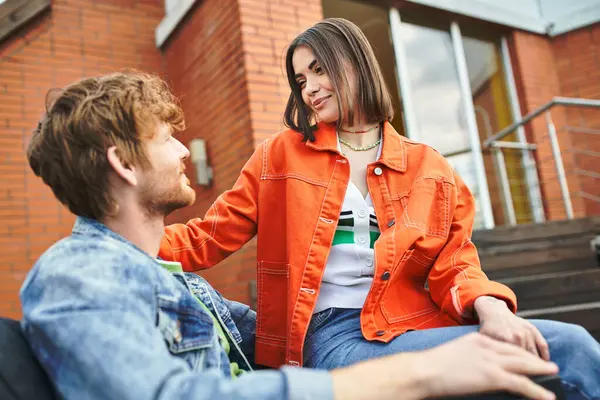 A man and a woman sitting on a bench, engaged in a conversation, sharing thoughts, emotions, and experiences — Stock Photo