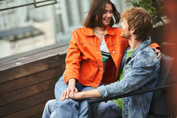 Dos individuos están tomando un descanso, sentados en una postura relajada y comprometidos en la conversación - foto de stock