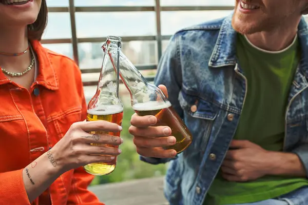 Ein Mann und eine Frau genießen sich in gemütlicher Runde bei einem Bier — Stockfoto