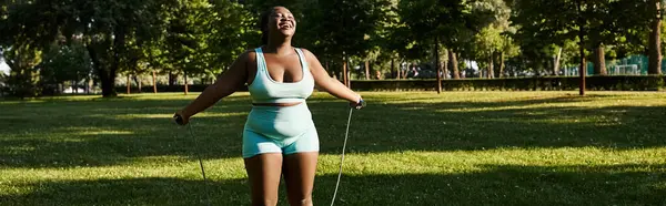 Eine Afroamerikanerin mit kurvigem Körper steht im Freien und trägt einen kurzen Rock mit Springseil — Stockfoto