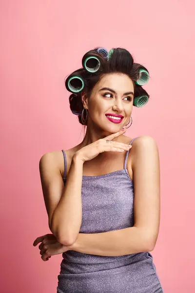 Belle femme dans une robe fluide et des poses de coiffure complexes sur un fond coloré. — Photo de stock