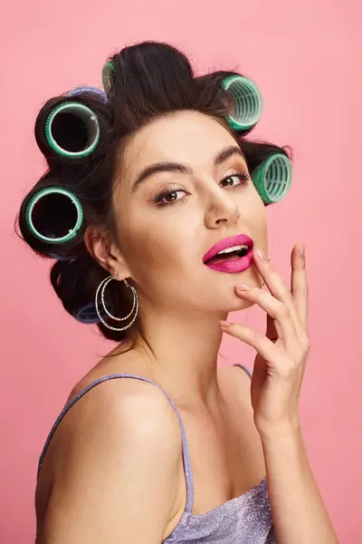 Uma mulher com encrespadores no cabelo se preparando para um olhar glamouroso. — Fotografia de Stock