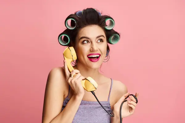 Mulher elegante graciosamente segurando telefone retro. — Fotografia de Stock
