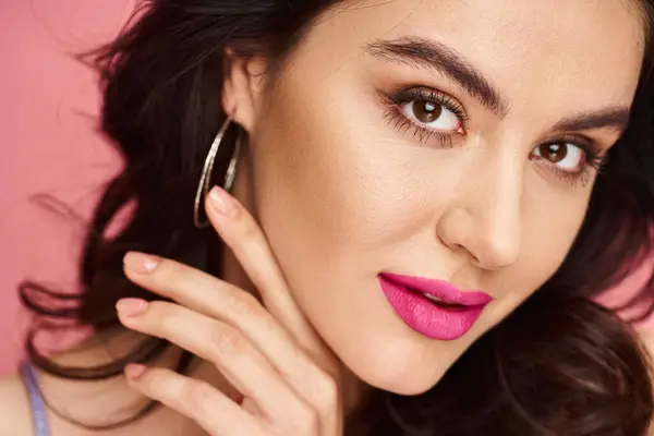 Mujer morena con lápiz labial rosa mirando a la cámara. - foto de stock