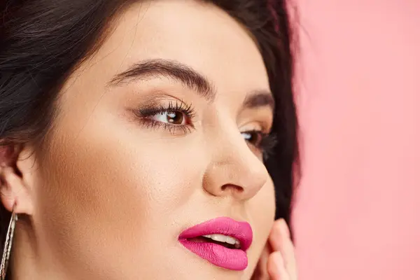 A woman with striking pink lipstick enhances her natural beauty. — Stock Photo