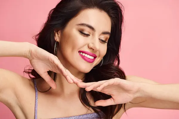 Una mujer en un top púrpura mirando hacia otro lado. - foto de stock