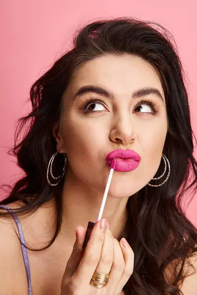 A woman showcasing her natural beauty with pink lipstick. — Stock Photo
