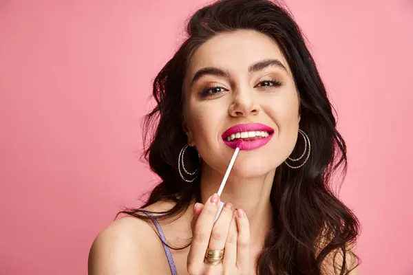 Elegante Frau mit Lippenstift, die natürliche Schönheit vor einem lebendigen Hintergrund zur Schau stellt. — Stockfoto
