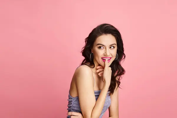 Frau posiert aktiv auf rosa Hintergrund. — Stockfoto