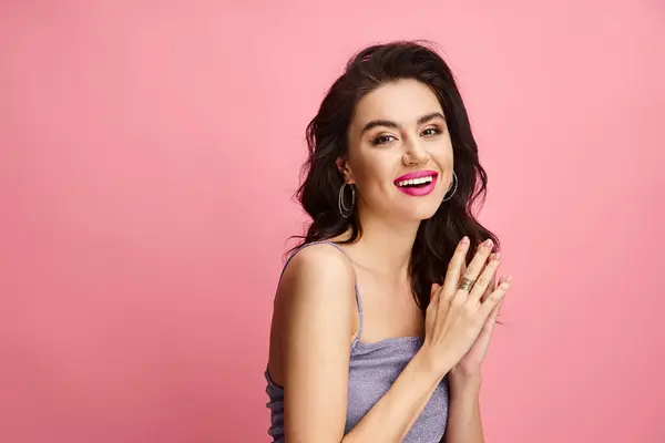 Mujer con estilo en vestido golpeando una pose. - foto de stock