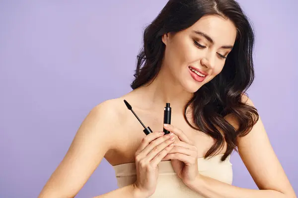 Elegant woman posing with mascara. — Stock Photo