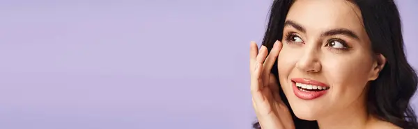 Un primer plano de una persona radiante con una sonrisa brillante. - foto de stock