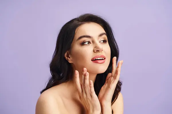 Mujer con las manos en la cara, aplicando maquillaje - foto de stock