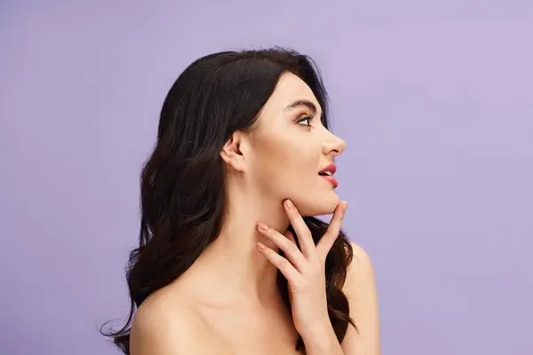 Una mujer cautivadora con el pelo negro largo que golpea una pose. - foto de stock