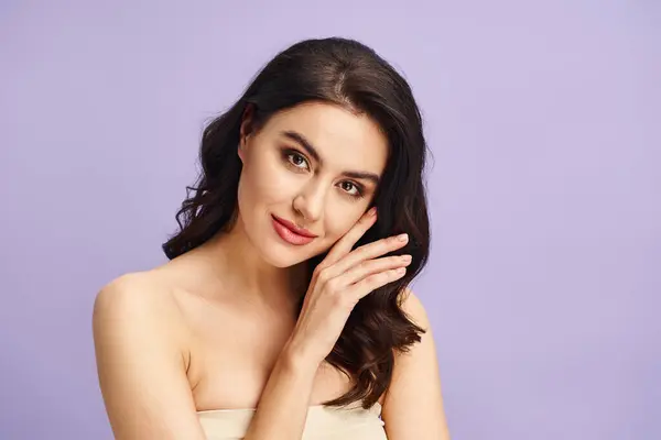 A graceful woman poses elegantly. — Stock Photo