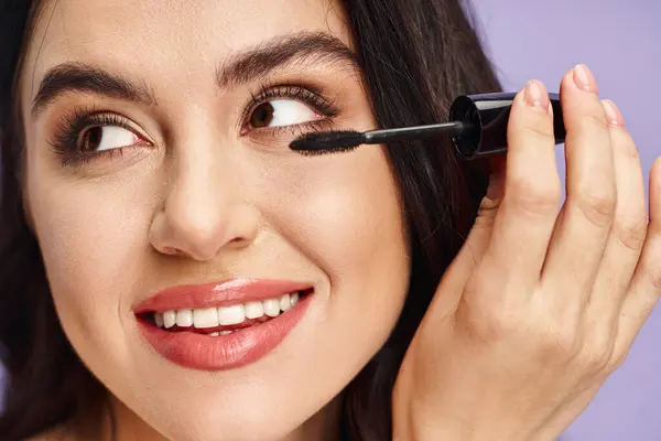 Woman enhancing her eyes with a mascara, adding a touch of elegance and allure. — Stock Photo