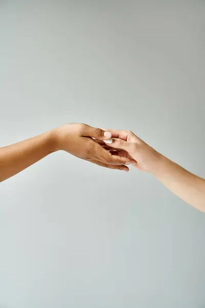 Duas belas mulheres diversas estendendo a mão umas às outras. — Fotografia de Stock