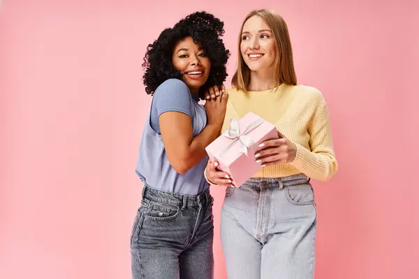 Zwei junge Frauen in gemütlicher Freizeitkleidung stehen nebeneinander. — Stockfoto