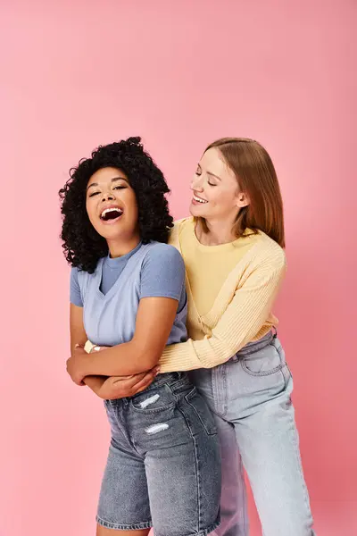 Due donne diverse in accogliente abbigliamento casual in piedi con le braccia intorno a vicenda. — Foto stock