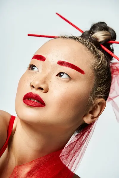 Азіатська жінка випромінює привабливість з червоним макіяжем і завісою. — стокове фото