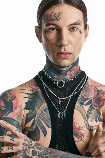 Um jovem orgulhosamente exibe uma infinidade de tatuagens intrincadas cobrindo seu peito, exibindo desenhos artísticos únicos.. — Fotografia de Stock