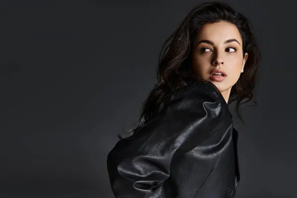 Stylish woman in black jacket striking a pose for the camera. — Stock Photo