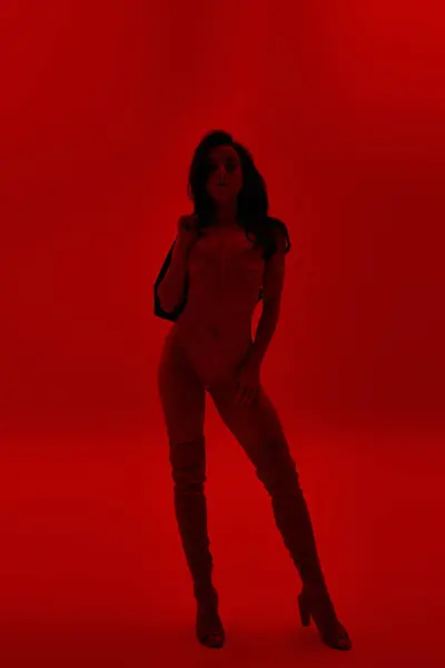 Sultry giovane donna in body posa provocante nella stanza rossa. — Foto stock