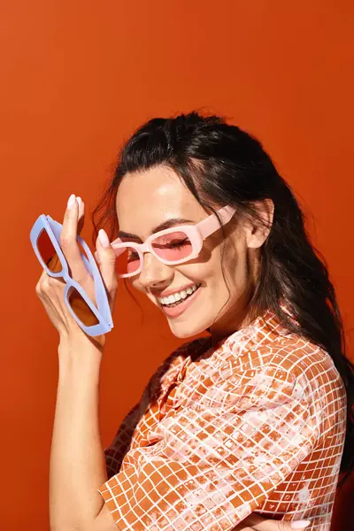 Mulher elegante em óculos de sol segurando tesoura brincando perto de seu rosto, mostrando criatividade e escolhas de moda ousadas. — Fotografia de Stock