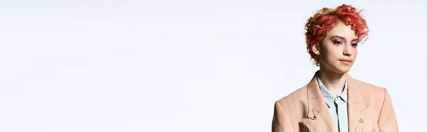 A striking red-haired woman exudes confidence in a stylish suit and tie. — Stock Photo
