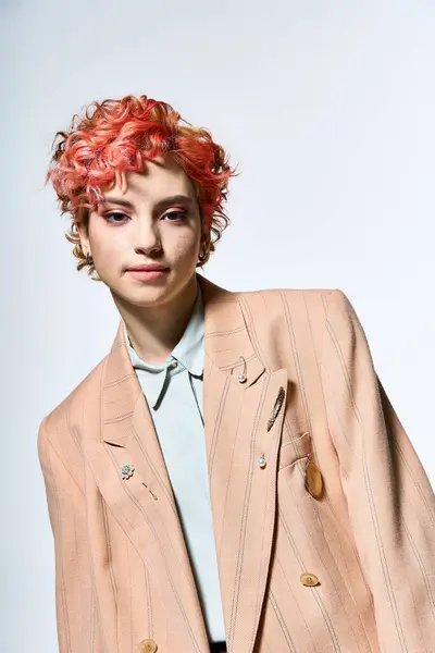 Uma mulher vibrante com cabelo vermelho exala elegância em uma jaqueta elegante. — Fotografia de Stock