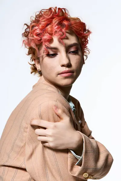 Une femme élégante aux cheveux roux pose en toute confiance pour une photo. — Photo de stock