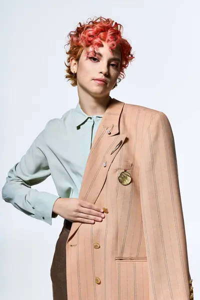 Блестящая женщина с рыжими волосами источает уверенность в своей стильной куртке. — стоковое фото