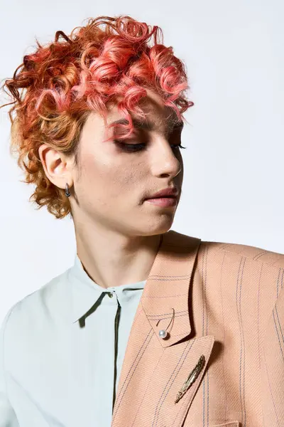 Una mujer impresionante con el pelo rojo exuda elegancia en un traje elegante. — Stock Photo