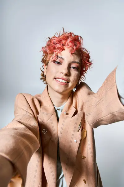 Une femme captivante avec les cheveux roux frappant une pose pour une photo. — Photo de stock