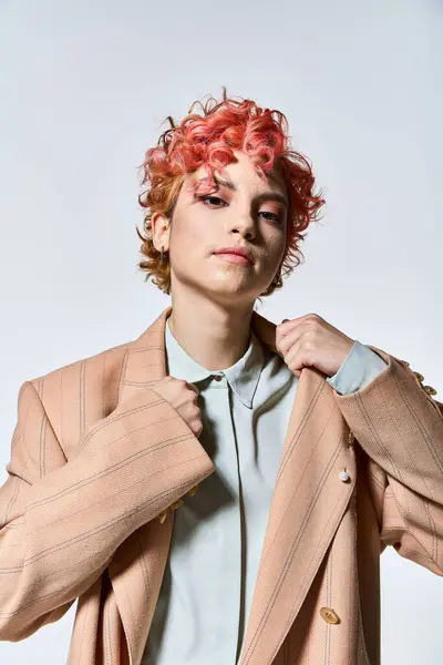 Uma mulher impressionante com cabelo vermelho vestindo uma jaqueta elegante. — Fotografia de Stock