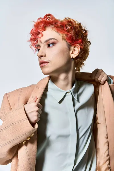 Блестящая женщина с рыжими волосами в модной куртке. — стоковое фото