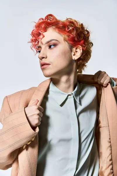A striking woman with red hair in a fashionable jacket. — Stock Photo