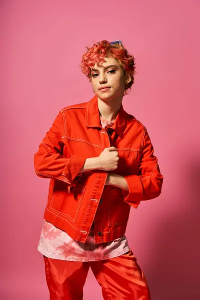 Una donna si distingue in una giacca rossa audace e pantaloni rossi. — Foto stock