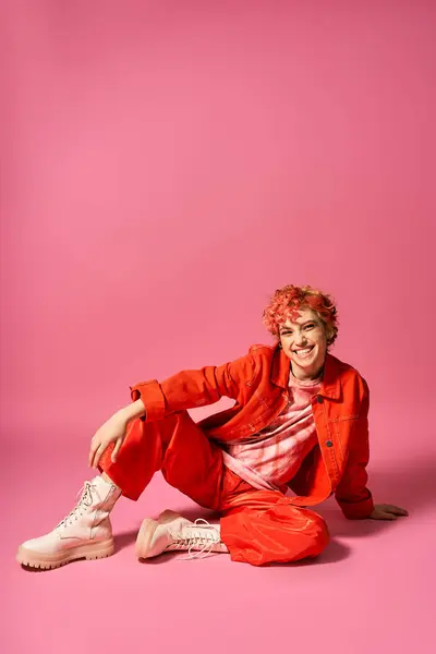 A stunning woman in a radiant red suit sitting gracefully on the ground. — Stock Photo