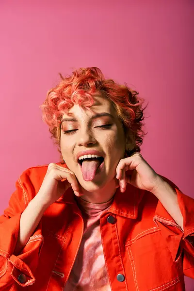 Uma mulher vibrante com cabelo vermelho fazendo um rosto engraçado. — Fotografia de Stock