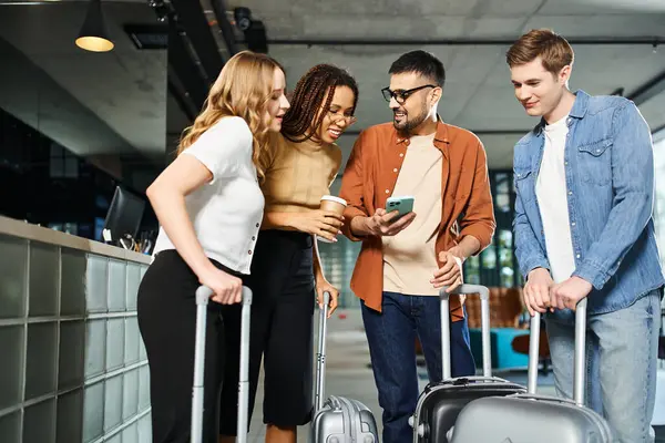 Multikulturelle Kollegen in Freizeitkleidung stehen während einer Geschäftsreise mit Gepäck in einer Hotellobby herum. — Stockfoto