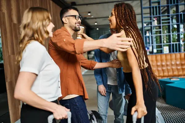 Colegas multiculturais em roupas casuais estão em um círculo que se envolve em cumprimentar uns aos outros no hotel — Fotografia de Stock