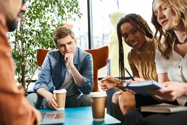Groupe diversifié de gens d'affaires en tenue décontractée discutant de stratégies et partageant leurs idées autour d'une table circulaire. — Photo de stock