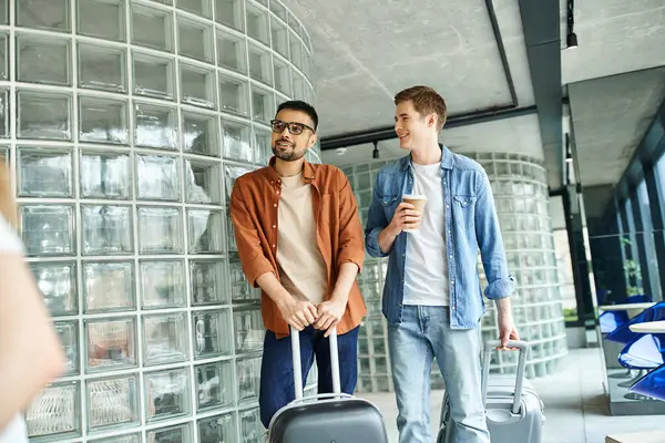 Due colleghi in piedi con bagagli, pronti per un viaggio aziendale, in mostra la diversità nei viaggi d'affari. — Foto stock