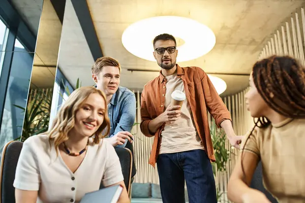 Eine vielfältige Gruppe von Kollegen in einem modernen Coworking Space, Brainstorming und Zusammenarbeit an einem Tisch. — Stockfoto